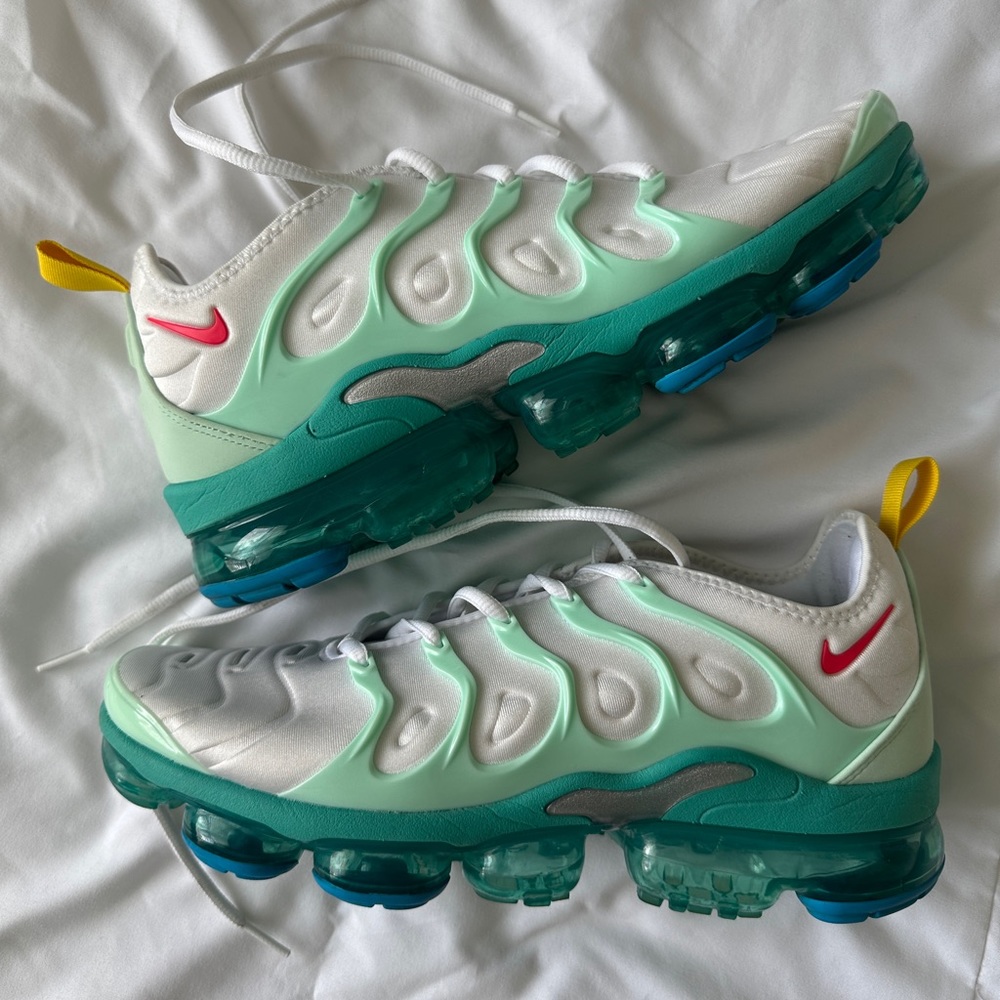 NIKE AIR VAPORMAX PLUS